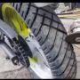 Heboh Pemotor Bikin 'Ukiran' pada Ban Motor Pakai Gerinda, Publik: Nyawa Jangan Dijual Murah