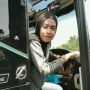 Viral Sosok Pengemudi Bus Cantik Berhijab, Serba Bisa Lakukan Pekerjaan Lelaki
