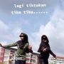 Cewek Lagi Joget TikTok di Pinggir Jalan, Auto Kabur Didatangi Segerombolan Hewan dari Alas
