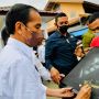 Bagi-Bagi Bantuan Modal di Pasar, Jokowi Malah Ditodong Tanda Tangan Oleh Seniman