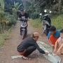 Demi Konten, Pemuda Ini Tega Lindas Nasi Pakai Motor, Aksinya Tuai Kecaman Publik: Nggak Lucu!