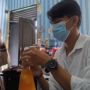 Viral Aksi Santai Murid Minta Guru Ikatkan Plastik Esnya, Warganet Iri: Gue Mau SD Lagi