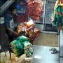 Viral Pemuda Gasak Tiga Tabung Gas LPG Sekaligus Sambil Pura-pura Pinjam Korek, Warganet: Sudah Pencuri Serakah Pula!