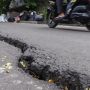 Aspal Jalan Daan Mogot Amblas, Diduga Akibat Air Hujan dan Pengeboran Pipa di Sekitar Lokasi
