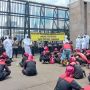 Peringatkan Massa Buruh Geruduk DPR Tolak Omnibus Law, Polisi Berpakaian Hazmat Bentangkan Spanduk Bahaya Varian Omicron