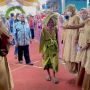 Viral Nenek-nenek Lewat di Kondangan, Outfitnya Bikin Warganet Takjub: Kostum Terbaik