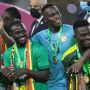 Apa yang Dibisikan Sadio Mane ke Mohamed Salah Pasca Senegal Tekuk Mesir di Final Piala Afrika?