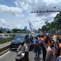 Ada Buruh Demo Tolak Pembahasan Omnibus Law Cipta Kerja, Lalin Depan Gedung DPR ke Arah Slipi Tersendat