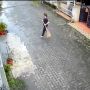 Terekam CCTV, Viral Tetangga Sengaja Sapu Air Hujan ke Rumah, Warganet Ikut Geram: Penyakit Hati