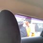 Viral Pria Bonceng Motor Tak Pakai Helm Sembunyi dari Polisi di Samping Mobil, Videonya Berakhir Plot Twist