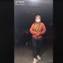 Viral Wanita Berdiri di Bawah Hujan Petir Sambil Direkam, Alasan di Baliknya Nyesek Banget, Videonya Gemparkan TikTok