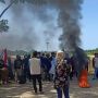 Aliansi Pemuda Pujut Gelar Protes Dan Bakar Ban di Kawasan Sirkuit Mandalika