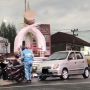 Viral Pria Tarik Mobil Mogok Pakai Motor, Warganet Angkat Topi: Supra Wani Ngeyel!