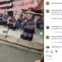 Viral! Tetangga Punya Hajatan, Emak-emak ini Seketika Buat Palang Kayu Agar Tamu Tak Duduk di Halamannya