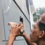 Aksi Kocak Seorang Pria Coba Terawang Umur Ayam, Endingnya Malah Dapat 'Doorprize'