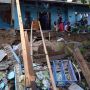 Dedi dan Popon Terpaksa Mengungsi Akibat Rumah Mereka Rusak Berat Diterjang Longsor