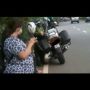 Polri Bagi Video Kebaikan Polisi Beri Makanan ke Pemulung, Publik: Ini Oknum?