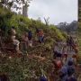 Salut! Anak-anak Sekolah Pedalaman Papua Ini Gotong Royong Membuat Akses Jalan Menuju Sekolah