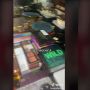 Bikin Iri! Kamar Rias Milik Nenek Ini Punya Banyak Koleksi Makeup Mahal
