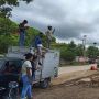 Warga Lombok Nonton Aksi Pembalap MotoGP Dekat Kuburan, Dari Atas Mobil Box, dan Pohon Kelapa