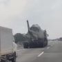 Bikin Heran Pengendara Lain, Helikopter Naik Truk di Jalan Tol, Warganet: Pesanan Siapa Ini?