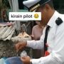Kreatif Banget, Tukang Cilok Ini Totalitas Cosplay Jadi Pilot, Warganet: Yang Beli Emak-emak Semua