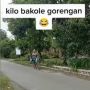 Viral Outfit Penjual Gorengan Ini Gegerkan Warga Siang Bolong: Nyi Roro Bakul