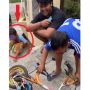 Aksi Bocah Duduk di Atas Bola Berakhir Apes Masuk ke Got, Warganet: Hakikat Kejengkang