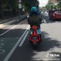 Cewek Ini Rayakan Valentine dengan Mengendarai Motor Baru di Jalanan Surabaya Tuai Pujian Warganet