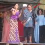 Kocak! Asik Berjoget Bareng Biduan, Kakek Ini Kena Amuk Sang Istri
