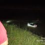 Viral Detik-detik Evakuasi Pengendara Mobil Terjebak di Mobil yang Tercebur ke Sungai Irigasi di OKU Timur