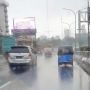 Diduga Penglihatan Terbatas Akibat Hujan Deras, Bajaj Melaju di Tol Kebon Jeruk, Polisi: Sudah Ditilang