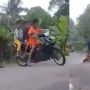Viral Aksi Bocil Naik Motor Bonceng Tiga, Salting saat Direkam Perempuan, Endingnya Bikin Tepuk Jidat