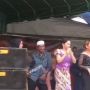 Lagi Joget Bareng Penyanyi di Panggung, Bapak-bapak Ini Langsung Didatangi Istri: Ketahuan Ayang