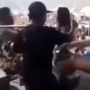 Tak Mau Kalah dengan Penonton Lain, Abang Cuanki Nyawer Dangdut Bawa Gerobaknya
