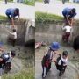 Truk Lewat di Gang Sempit, Dua Bocah Berseragam SD Tercebur di Selokan Kotor