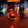 Nekat Terjang Banjir, Sejoli Pemotor ini Berakhir Terjebak Sampai Mesin Ngebul, Warganet: Ngeyel Angel Kandani
