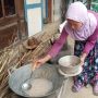 Minyak Goreng Mahal, Warga di Magelang Kembali Buat Minyak Kelapa