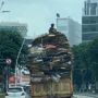 Viral Pria Terekam Duduk Santai di Atas Muatan Truk yang Menggunung, Warganet Berdebat