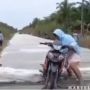 Viral Emak-Emak Naik Motor Bikin Emosi Warga, Jalan Baru Masih Dicor Bisa-bisanya Tetap Nekat Dilewati