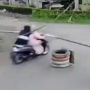 Gak Ada Lawan! 2 Pemotor Cewek Ini Main Tabrak Palang Bambu Melintang di Jalan, Warganet: Power of Emak-emak