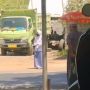 Tunggu Anak Gadisnya Turun dari Angkot Sambil Bawa Payung, Bapak-bapak Ini Bikin Publik Tersentuh