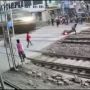 Sedetik Lagi Ditabrak Kereta Api, Pria Ini Kabur dan Harus Relakan Sepeda Motornya Hancur