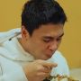 Raditya Dika Bingung Cara Makan di Warteg: Emang Kaya dari Lahir