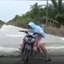 Cor-coran Jalan Masih Basah, Ibu-ibu Ini Nekat Terobos sampai Motor Terperosok
