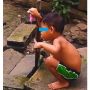 Viral Aksi Bocil Mencoba Menggunting Air Keran, Warganet Salut: Rasa Ingin Tahunya Besar