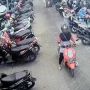 Viral Rekaman CCTV Mama-mama Muda Nekat Curi Motor di Parkiran Swalayan Tuban