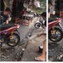 Berasa Gebuk Maling, Cara Montir Lepas Ban Belakang Yamaha Mio Bikin Publik Heran, Begini Seharusnya
