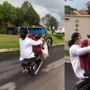 Main Aksi Motor 'Wheelie' dengan Balita, Ayah ini Banjir Kecaman Warganet: Jangan Mainkan Nyawa Anak!