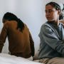 4 Penyebab Pasangan Kamu Kerap Sulit Diajak Berkomunikasi, Jangan Berpikir Negatif Dulu!